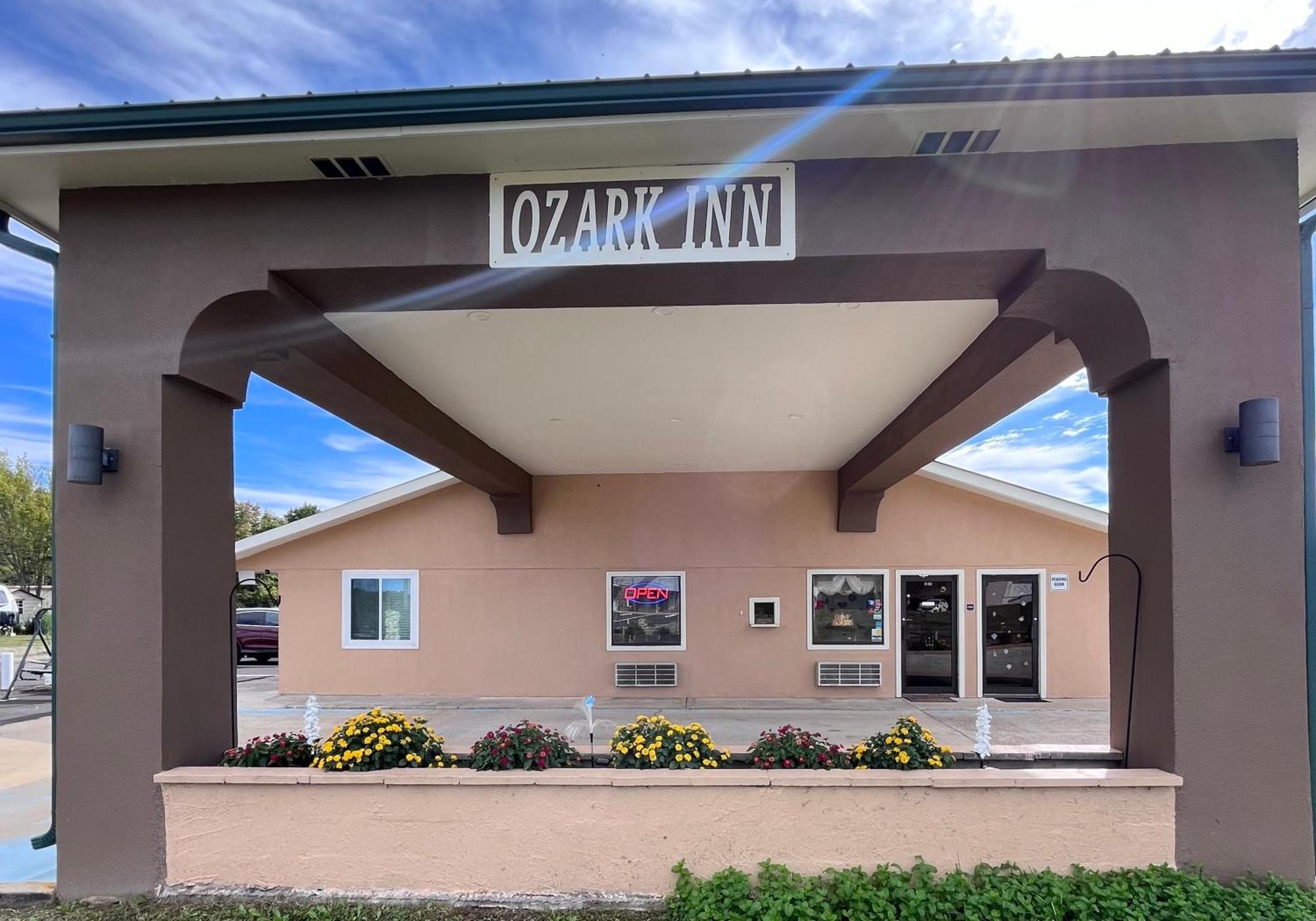 Ozark Inn Mena Bagian luar foto
